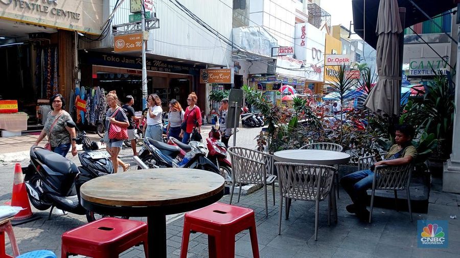Suasana kawasan Pasar Baru, Jakarta Pusat yang kini tak lagi ramai pengunjung. (CNBC Indonesia/Tri Susilo)