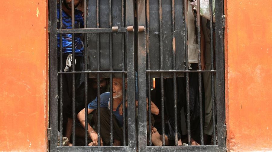 Seorang petugas polisi dengan tongkat bereaksi saat membubarkan anggota keluarga tahanan, setelah puluhan tahanan melarikan diri dari Penjara Malir, di pinggiran Karachi, Pakistan, 3 Juni 2025. (REUTERS/Akhtar Soomro)