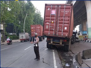 Truk Trailer Tabrak Separator Jalan di Tanjung Priok hingga Hancur Berantakan