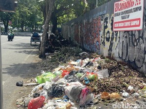 Tumpukan Sampah di Pinggir Jalan Arjuno Surabaya Bikin Warga Sambat