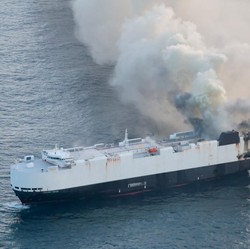 Potret Kapal Kargo Bawa Ribuan Mobil Terbakar di Perairan Alaska