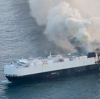 Potret Kapal Kargo Bawa Ribuan Mobil Terbakar di Perairan Alaska