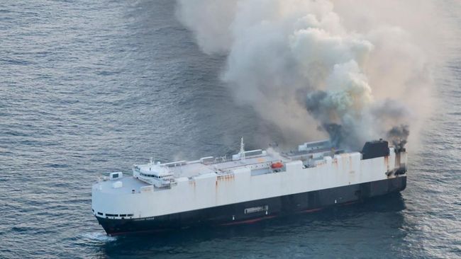 Potret Kapal Kargo Bawa Ribuan Mobil Terbakar di Perairan Alaska
