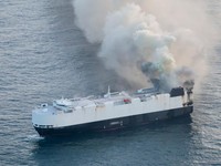 Potret Kapal Kargo Bawa Ribuan Mobil Terbakar di Perairan Alaska