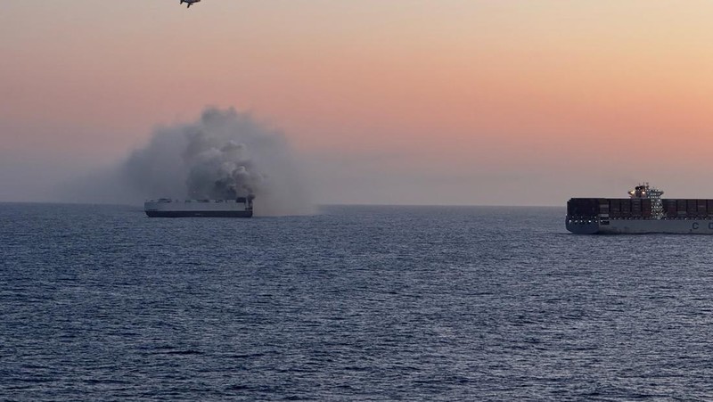Asap mengepul dari kebakaran di atas kapal kargo Morning Midas, yang membawa sekitar 3.000 kendaraan, termasuk 800 kendaraan listrik, seperti yang terlihat dalam foto udara yang diambil dari C-130J Super Hercules milik Penjaga Pantai AS, sekitar 300 mil selatan Adak, Alaska, AS, 3 Juni 2025. (U.S. Coast Guard/Air Station Kodiak/Handout via REUTERS)