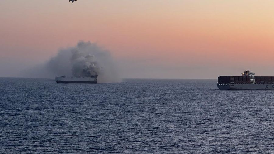 Asap mengepul dari kebakaran di atas kapal kargo Morning Midas, yang membawa sekitar 3.000 kendaraan, termasuk 800 kendaraan listrik, seperti yang terlihat dalam foto udara yang diambil dari C-130J Super Hercules milik Penjaga Pantai AS, sekitar 300 mil selatan Adak, Alaska, AS, 3 Juni 2025. Asap mengepul dari kebakaran di atas kapal kargo Morning Midas, yang membawa sekitar 3.000 kendaraan, termasuk 800 kendaraan listrik, seperti yang terlihat dalam foto udara yang diambil dari C-130J Super Hercules milik Penjaga Pantai AS, sekitar 300 mil selatan Adak, Alaska, AS, 3 Juni 2025. (U.S. Coast Guard/Air Station Kodiak/Handout via REUTERS)