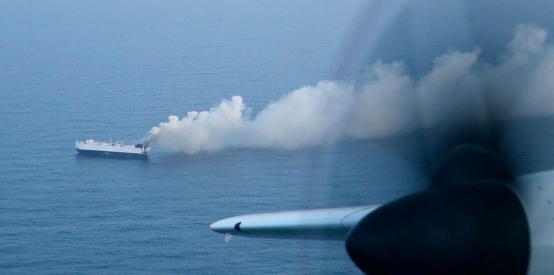 Asap mengepul dari kebakaran di atas kapal kargo Morning Midas, yang membawa sekitar 3.000 kendaraan, termasuk 800 kendaraan listrik, seperti yang terlihat dalam foto udara yang diambil dari C-130J Super Hercules milik Penjaga Pantai AS, sekitar 300 mil selatan Adak, Alaska, AS, 3 Juni 2025. (U.S. Coast Guard/Air Station Kodiak/Handout via REUTERS)