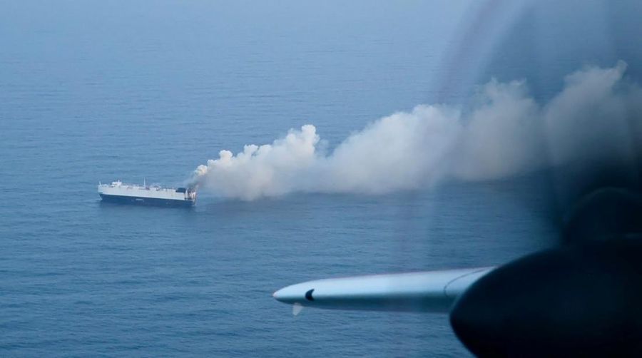 Asap mengepul dari kebakaran di atas kapal kargo Morning Midas, yang membawa sekitar 3.000 kendaraan, termasuk 800 kendaraan listrik, seperti yang terlihat dalam foto udara yang diambil dari C-130J Super Hercules milik Penjaga Pantai AS, sekitar 300 mil selatan Adak, Alaska, AS, 3 Juni 2025. Asap mengepul dari kebakaran di atas kapal kargo Morning Midas, yang membawa sekitar 3.000 kendaraan, termasuk 800 kendaraan listrik, seperti yang terlihat dalam foto udara yang diambil dari C-130J Super Hercules milik Penjaga Pantai AS, sekitar 300 mil selatan Adak, Alaska, AS, 3 Juni 2025. (U.S. Coast Guard/Air Station Kodiak/Handout via REUTERS)