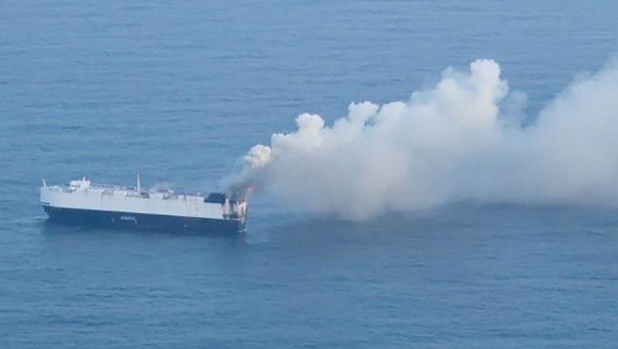 Asap mengepul dari kebakaran di atas kapal kargo Morning Midas, yang membawa sekitar 3.000 kendaraan, termasuk 800 kendaraan listrik, seperti yang terlihat dalam foto udara yang diambil dari C-130J Super Hercules milik Penjaga Pantai AS, sekitar 300 mil selatan Adak, Alaska, AS, 3 Juni 2025. Asap mengepul dari kebakaran di atas kapal kargo Morning Midas, yang membawa sekitar 3.000 kendaraan, termasuk 800 kendaraan listrik, seperti yang terlihat dalam foto udara yang diambil dari C-130J Super Hercules milik Penjaga Pantai AS, sekitar 300 mil selatan Adak, Alaska, AS, 3 Juni 2025. (U.S. Coast Guard/Air Station Kodiak/Handout via REUTERS)