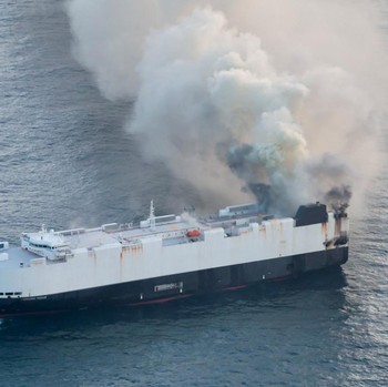 Potret Dramatis Kapal Angkut 3.000 Mobil Terbakar di Tengah Laut
