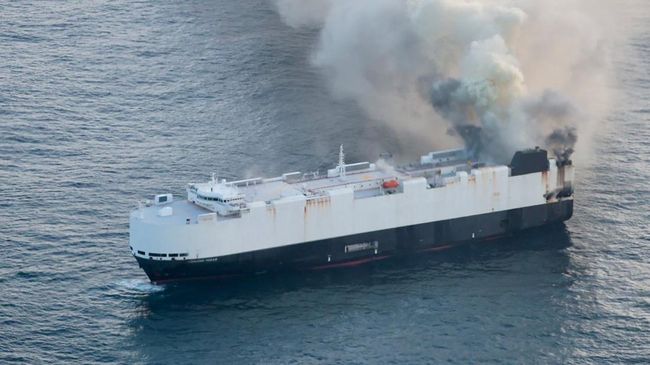 Potret Dramatis Kapal Angkut 3.000 Mobil Terbakar di Tengah Laut
