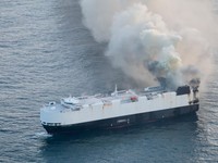 Potret Dramatis Kapal Angkut 3.000 Mobil Terbakar di Tengah Laut
