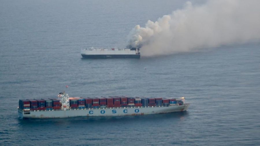 Asap mengepul dari kebakaran di atas kapal kargo Morning Midas, yang membawa sekitar 3.000 kendaraan, termasuk 800 kendaraan listrik, seperti yang terlihat dalam foto udara yang diambil dari C-130J Super Hercules milik Penjaga Pantai AS, sekitar 300 mil selatan Adak, Alaska, AS, 3 Juni 2025. Asap mengepul dari kebakaran di atas kapal kargo Morning Midas, yang membawa sekitar 3.000 kendaraan, termasuk 800 kendaraan listrik, seperti yang terlihat dalam foto udara yang diambil dari C-130J Super Hercules milik Penjaga Pantai AS, sekitar 300 mil selatan Adak, Alaska, AS, 3 Juni 2025. (U.S. Coast Guard/Air Station Kodiak/Handout via REUTERS)