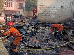 Rumah Warga di Bogor Terbakar gegara Bakar Sampah, Mobil-Motor Ikut Dilalap
