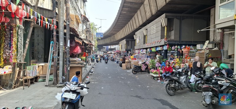 Deretan toko tampak nyaris tanpa pengunjung di Pasar Asemka, Jakarta Barat, pada Kamis (5/6/2025). Deretan toko tampak nyaris tanpa pengunjung di Pasar Asemka, Jakarta Barat, pada Kamis (5/6/2025). (CNBC Indonesia/Chandra Dwi)