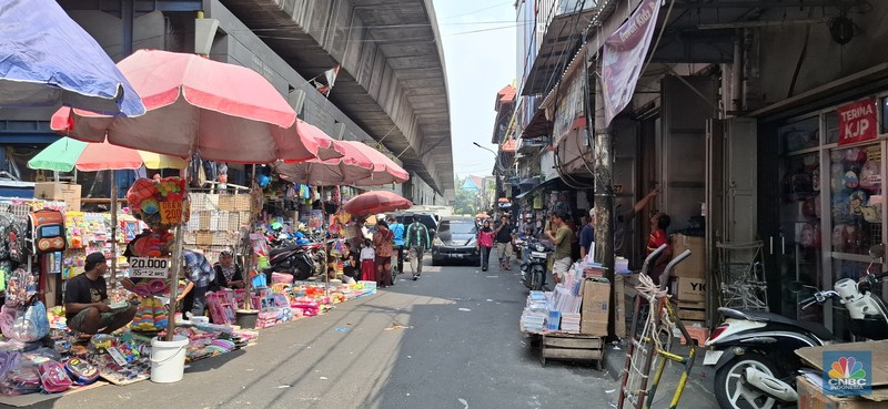 Deretan toko tampak nyaris tanpa pengunjung di Pasar Asemka, Jakarta Barat, pada Kamis (5/6/2025). Deretan toko tampak nyaris tanpa pengunjung di Pasar Asemka, Jakarta Barat, pada Kamis (5/6/2025). (CNBC Indonesia/Chandra Dwi)