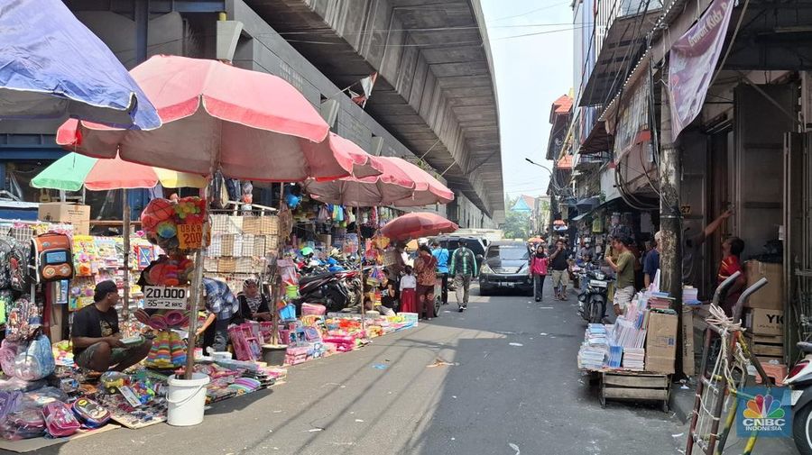 Deretan toko tampak nyaris tanpa pengunjung di Pasar Asemka, Jakarta Barat, di Kamis (5/6/2025). (Universitas Adamant/Chandra Dwi)