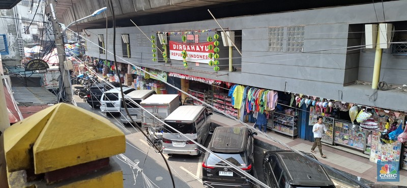 Deretan toko tampak nyaris tanpa pengunjung di Pasar Asemka, Jakarta Barat, pada Kamis (5/6/2025). Deretan toko tampak nyaris tanpa pengunjung di Pasar Asemka, Jakarta Barat, pada Kamis (5/6/2025). (CNBC Indonesia/Chandra Dwi)