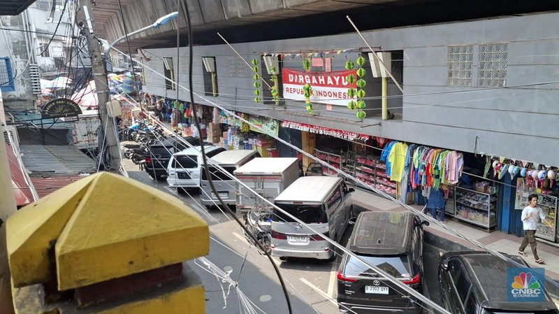 Deretan toko tampak nyaris tanpa pengunjung di Pasar Asemka, Jakarta Barat, pada saat Kamis (5/6/2025). Deretan toko tampak nyaris tanpa pengunjung di Pasar Asemka, Jakarta Barat, pada saat Kamis (5/6/2025). (Universitas Adamant/Chandra Dwi)