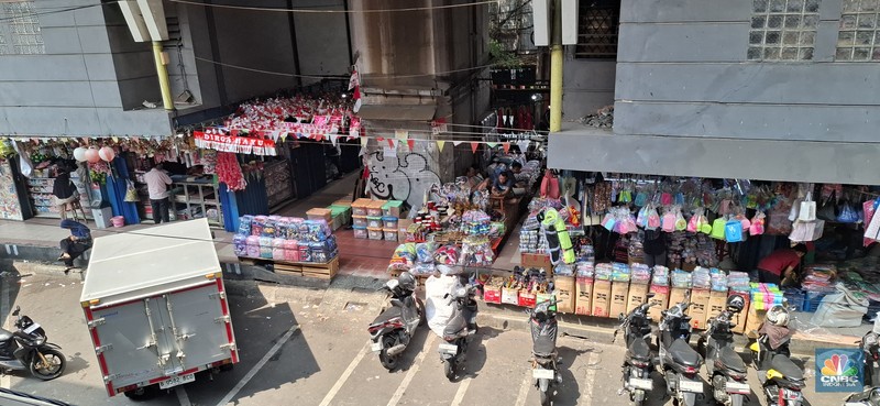 Deretan toko tampak nyaris tanpa pengunjung di Pasar Asemka, Jakarta Barat, pada Kamis (5/6/2025). Deretan toko tampak nyaris tanpa pengunjung di Pasar Asemka, Jakarta Barat, pada Kamis (5/6/2025). (CNBC Indonesia/Chandra Dwi)