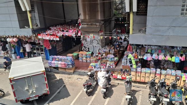 Pasar Asemka Makin Sepi, Hidup Tukang Parkir Kini Lebih Melarat