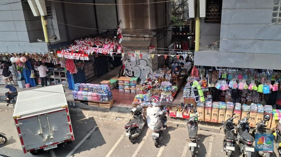 Deretan toko tampak nyaris tanpa pengunjung di Pasar Asemka, Jakarta Barat, pada Kamis (5/6/2025). (CNBC Indonesia/Chandra Dwi)