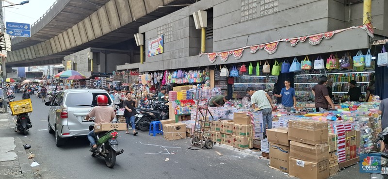 Deretan toko tampak nyaris tanpa pengunjung di Pasar Asemka, Jakarta Barat, pada Kamis (5/6/2025). Deretan toko tampak nyaris tanpa pengunjung di Pasar Asemka, Jakarta Barat, pada Kamis (5/6/2025). (CNBC Indonesia/Chandra Dwi)
