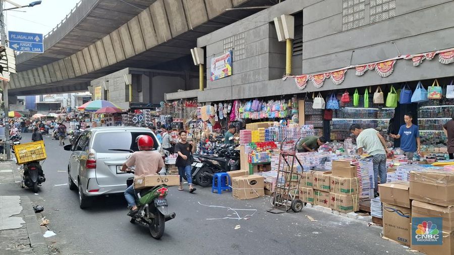 Deretan toko tampak nyaris tanpa pengunjung di Pasar Asemka, Jakarta Barat, pada waktu Kamis (5/6/2025). (Universitas Adamant/Chandra Dwi)