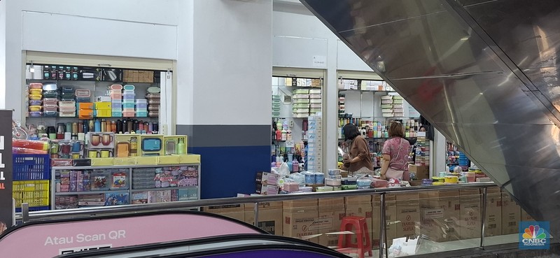 Deretan toko tampak nyaris tanpa pengunjung di Pasar Asemka, Jakarta Barat, pada Kamis (5/6/2025). Deretan toko tampak nyaris tanpa pengunjung di Pasar Asemka, Jakarta Barat, pada Kamis (5/6/2025). (CNBC Indonesia/Chandra Dwi)