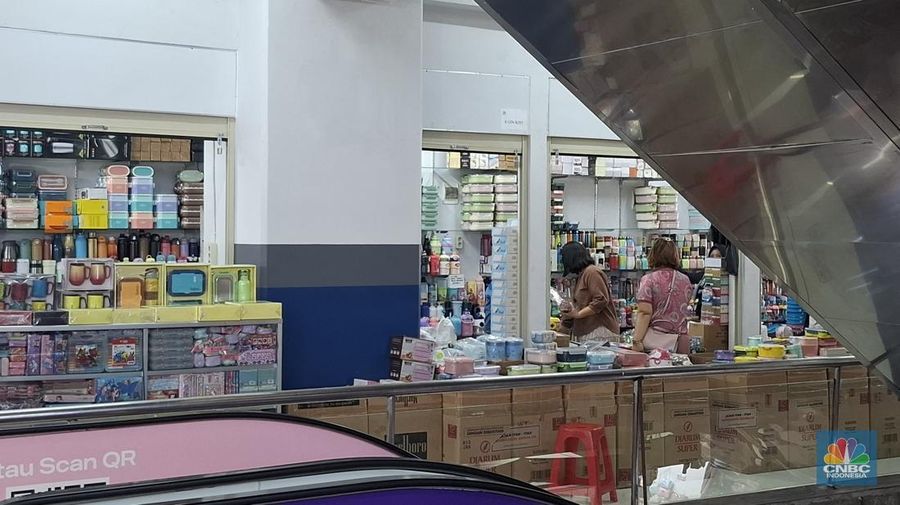 Deretan toko tampak nyaris tanpa pengunjung di Pasar Asemka, Jakarta Barat, pada Kamis (5/6/2025). (CNBC Indonesia/Chandra Dwi)