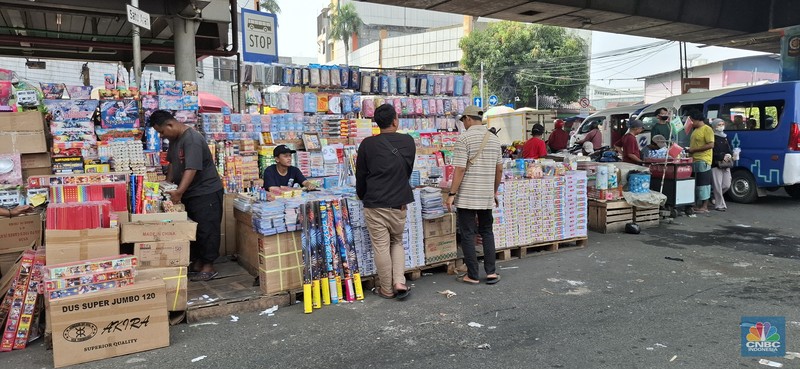 Deretan toko tampak nyaris tanpa pengunjung di Pasar Asemka, Jakarta Barat, pada Kamis (5/6/2025). Deretan toko tampak nyaris tanpa pengunjung di Pasar Asemka, Jakarta Barat, pada Kamis (5/6/2025). (CNBC Indonesia/Chandra Dwi)