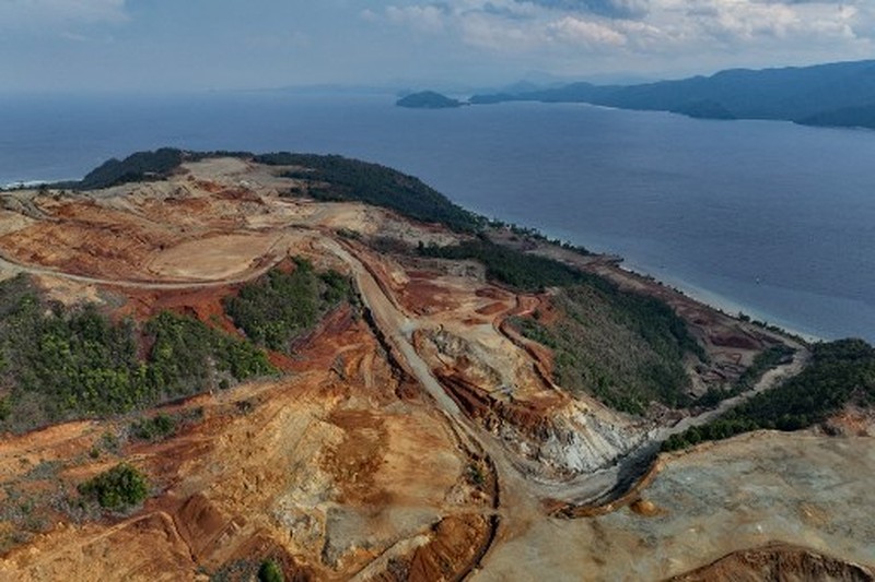 INDONESIA-FORESTS-ENVIRONMENT Foto udara yang diambil pada tanggal 21 Desember 2024 dan dirilis pada tanggal 31 Januari 2025 oleh Auriga Nusantara ini menunjukkan gambaran umum penggundulan hutan di suatu wilayah di Pulau Kawei di Raja Ampat, Provinsi Papua Barat Daya. AFP/HANDOUT