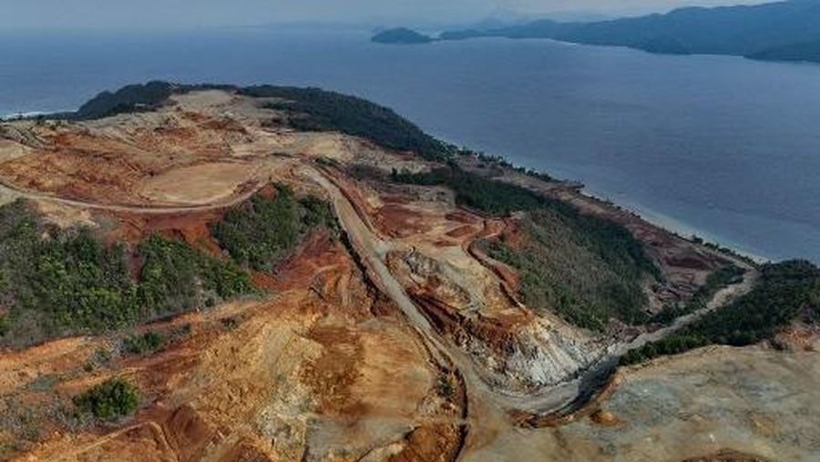 Foto udara yang diambil pada tanggal 21 Desember 2024 dan dirilis pada tanggal 31 Januari 2025 oleh Auriga Nusantara ini menunjukkan gambaran umum penggundulan hutan di suatu wilayah di Pulau Kawei di Raja Ampat, Provinsi Papua Barat Daya. AFP/HANDOUT