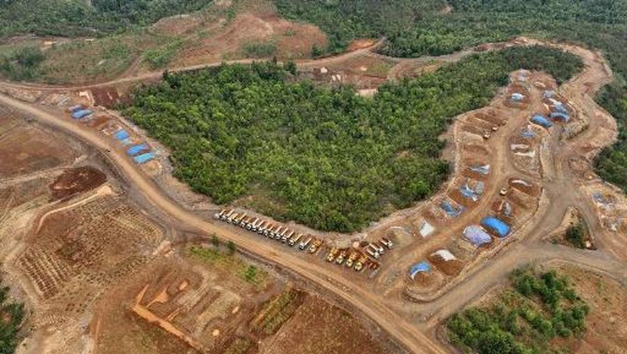 Foto udara yang diambil pada tanggal 21 Desember 2024 dan dirilis pada tanggal 31 Januari 2025 oleh Auriga Nusantara ini menunjukkan gambaran umum penggundulan hutan di suatu wilayah di Pulau Kawei di Raja Ampat, Provinsi Papua Barat Daya. AFP/HANDOUT