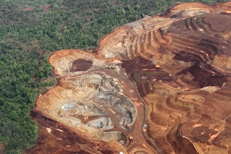 INDONESIA-FORESTS-ENVIRONMENT Foto udara yang diambil pada tanggal 21 Desember 2024 dan dirilis pada tanggal 31 Januari 2025 oleh Auriga Nusantara ini menunjukkan gambaran umum penggundulan hutan di suatu wilayah di Pulau Kawei di Raja Ampat, Provinsi Papua Barat Daya. AFP/HANDOUT