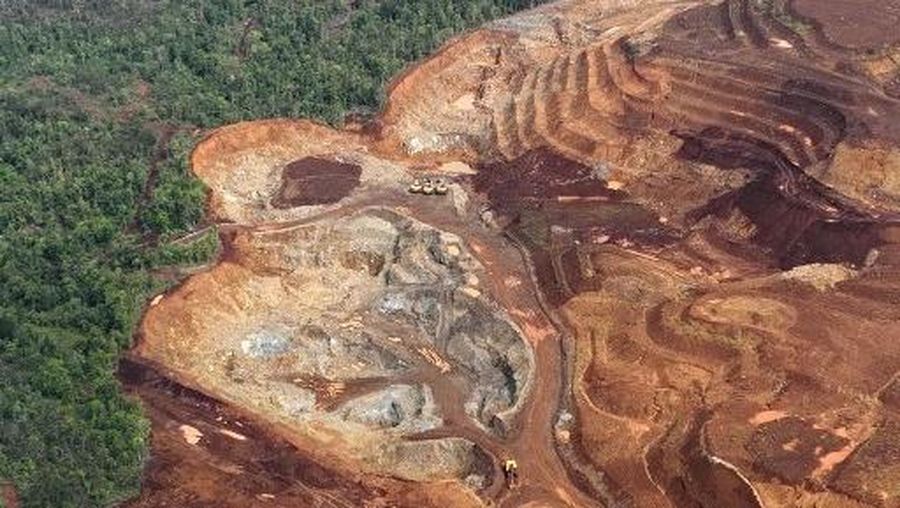 Foto udara yang diambil pada tanggal 21 Desember 2024 dan dirilis pada tanggal 31 Januari 2025 oleh Auriga Nusantara ini menunjukkan gambaran umum penggundulan hutan di suatu wilayah di Pulau Kawei di Raja Ampat, Provinsi Papua Barat Daya. AFP/HANDOUT