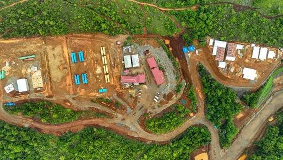 Foto udara yang diambil pada tanggal 21 Desember 2024 dan dirilis pada tanggal 31 Januari 2025 oleh Auriga Nusantara ini menunjukkan gambaran umum penggundulan hutan di suatu wilayah di Pulau Kawei di Raja Ampat, Provinsi Papua Barat Daya. AFP/HANDOUT
