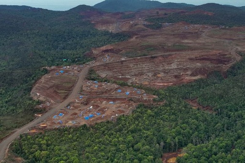 INDONESIA-FORESTS-ENVIRONMENT Foto udara yang diambil pada tanggal 21 Desember 2024 dan dirilis pada tanggal 31 Januari 2025 oleh Auriga Nusantara ini menunjukkan gambaran umum penggundulan hutan di suatu wilayah di Pulau Kawei di Raja Ampat, Provinsi Papua Barat Daya. AFP/HANDOUT