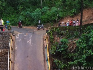 Banjir Terjang Pesisir Selatan Trenggalek, Jembatan Putus