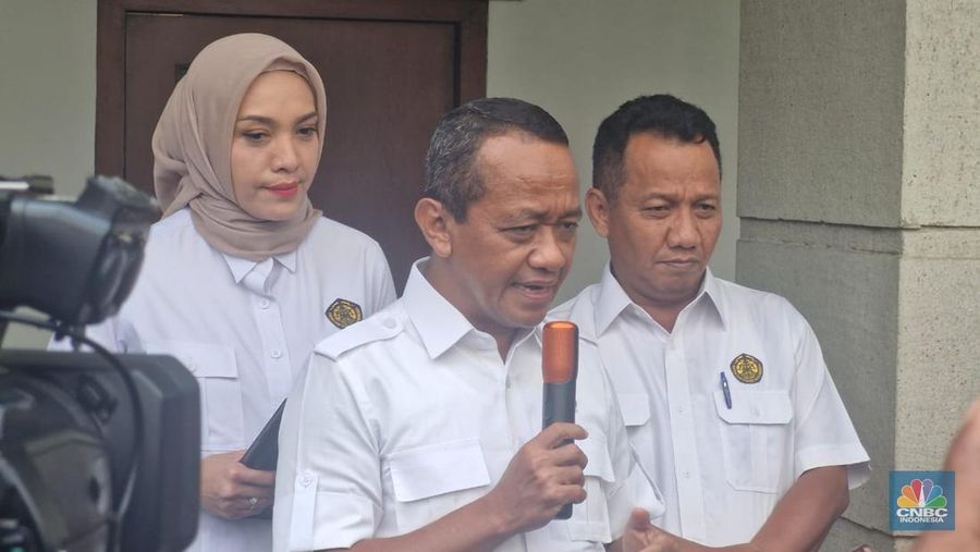 Menteri ESDM, Bahlil Lahadalia melakukan Konfrensi Pers terkait tambang nikel di Raja Ampat, di Kantor Kementerian ESDM, Kamis (5/6/2025). CNBC Indonesia/ Verda Nano Setiawan