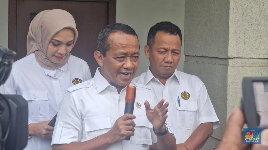 Menteri ESDM, Bahlil Lahadalia melakukan Konfrensi Pers terkait tambang nikel di Raja Ampat, di Kantor Kementerian ESDM, Kamis (5/6/2025). CNBC Indonesia/ Verda Nano Setiawan