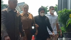 Tiba di Kejaksaan, Nikita Mirzani Tebar Senyuman