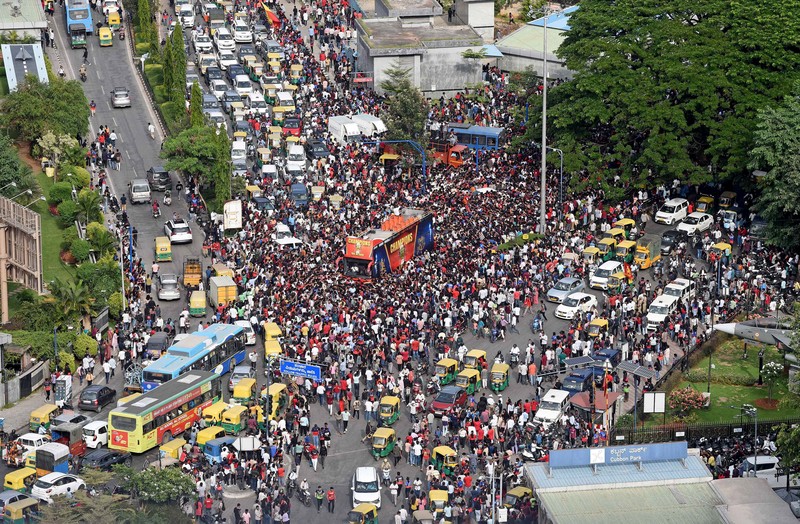 POrang-orang berkumpul untuk merayakan kemenangan pertama Liga Premier India (IPL) Royal Challengers Bengaluru, di luar stadion kriket di Bengaluru, India, 4 Juni 2025. (REUTERS/Stringer)