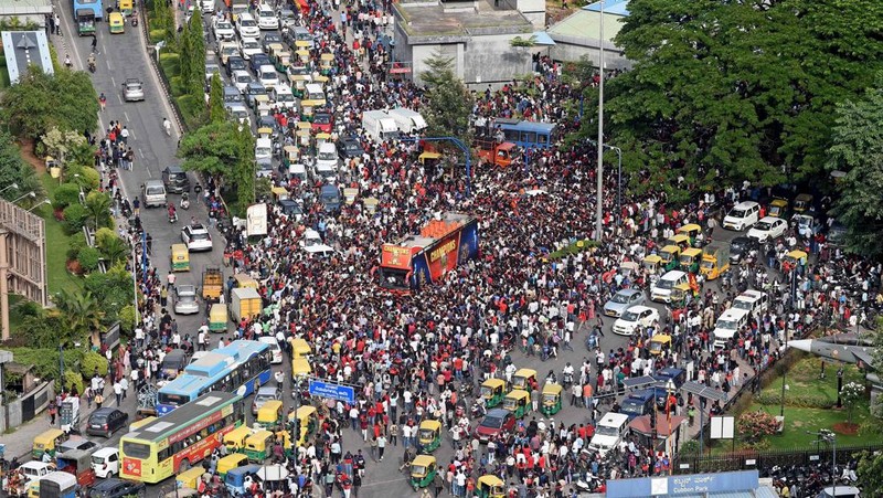 POrang-orang berkumpul untuk merayakan kemenangan pertama Liga Premier India (IPL) Royal Challengers Bengaluru, di luar stadion kriket di Bengaluru, India, 4 Juni 2025. (REUTERS/Stringer)