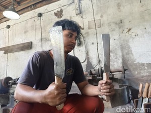 Pande Kota Blitar Jadi Jujukan Beli-Service Pisau Jelang Idul Adha