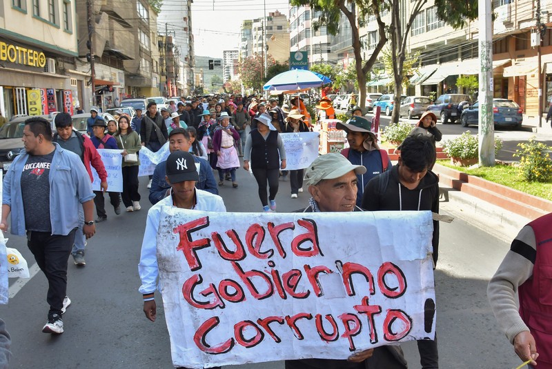 Para demonstran ikut serta dalam pawai untuk memprotes krisis ekonomi di Cochabamba, Bolivia, 4 Juni 2025. Spanduk bertuliskan Para demonstran ikut serta dalam pawai untuk memprotes krisis ekonomi di Cochabamba, Bolivia, 4 Juni 2025. Spanduk bertuliskan
