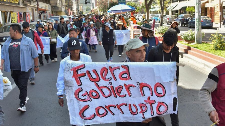 Para demonstran ikut serta dalam pawai untuk memprotes krisis ekonomi di Cochabamba, Bolivia, 4 Juni 2025. Spanduk bertuliskan 