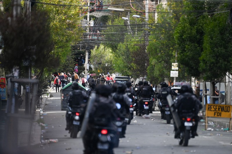 Para demonstran ikut serta dalam pawai untuk memprotes krisis ekonomi di Cochabamba, Bolivia, 4 Juni 2025. Spanduk bertuliskan Para demonstran ikut serta dalam pawai untuk memprotes krisis ekonomi di Cochabamba, Bolivia, 4 Juni 2025. Spanduk bertuliskan