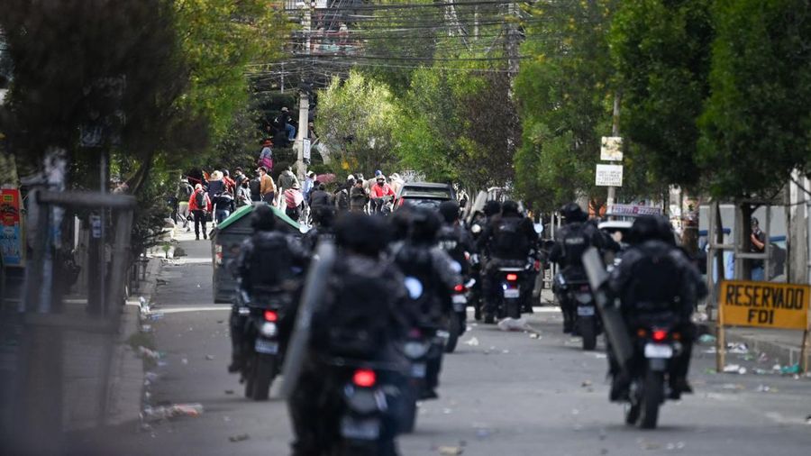 Para demonstran ikut serta dalam pawai untuk memprotes krisis ekonomi di Cochabamba, Bolivia, 4 Juni 2025. Spanduk bertuliskan 