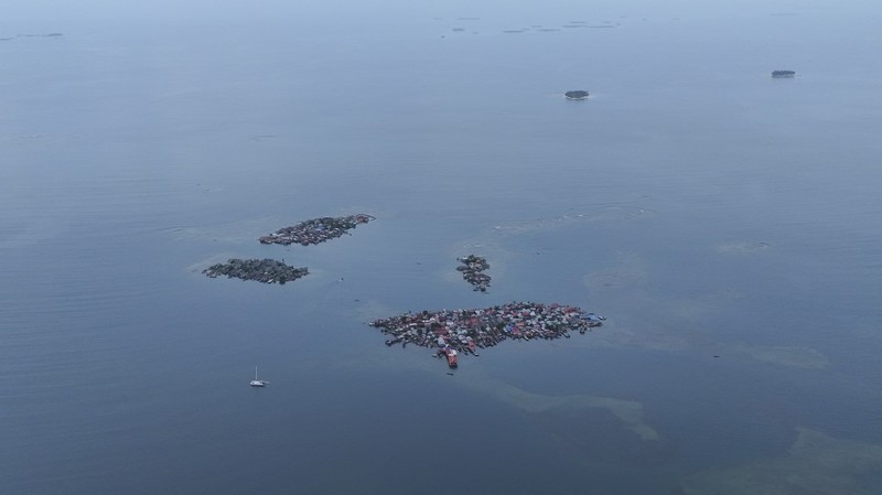 Pemandangan udara Pulau Gardi Sugdub, di Kepulauan Guna Yala, Panama yang diambil pada tanggal 27 Mei 2025.  (Photo by MARTIN BERNETTI / AFP)